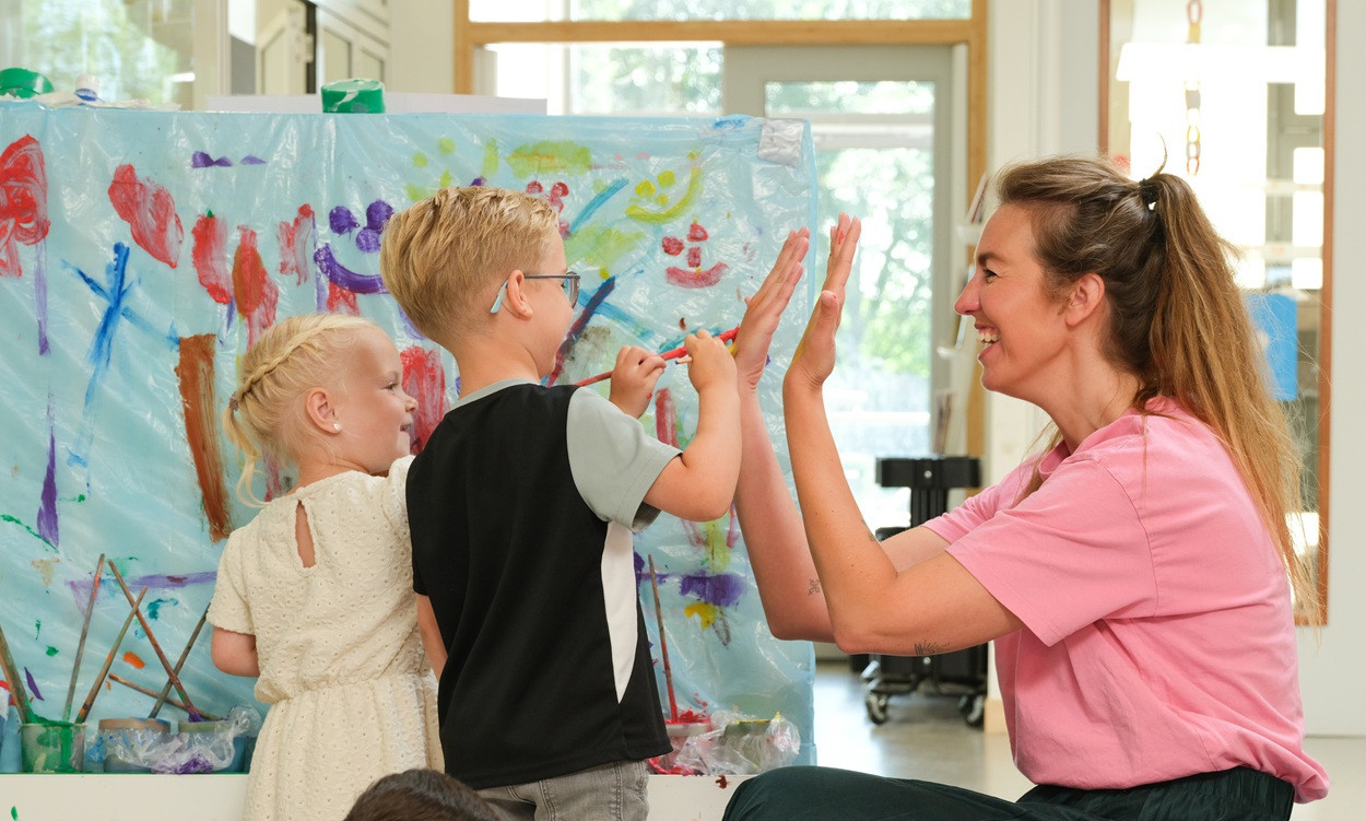 pedagogisch professional met twee kinderen