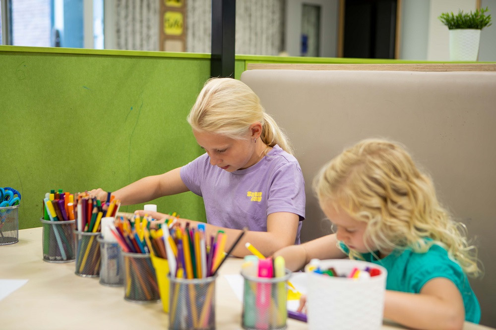 twee kinderen zijn aan het kleuren