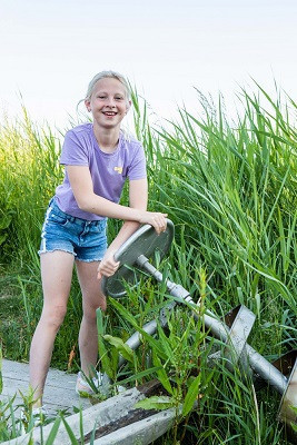 Meisje stuurt het vlot het riet in