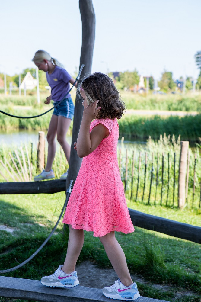meisje loopt over balk