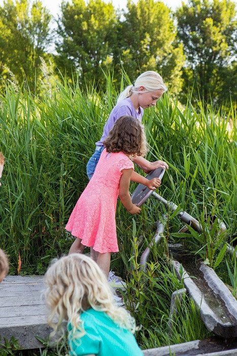 kinderen draaien samen aan stuur vlot