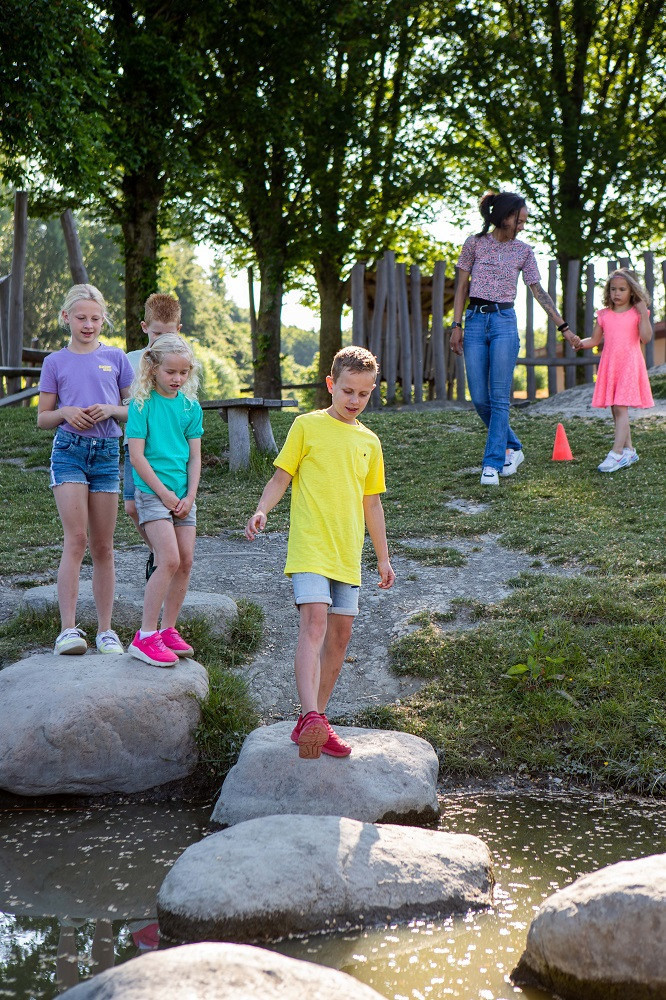 BSO kinderen spelen op de stapstenen