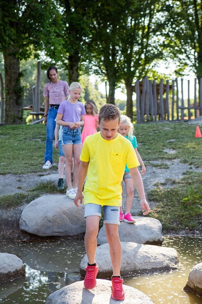 BSO kinderen spelen op de stapstenen