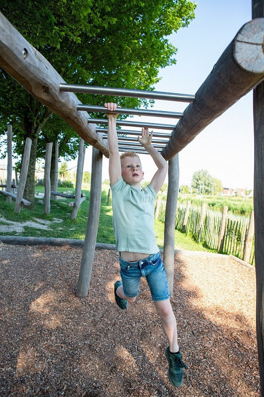 jongen hangt aan hangrek
