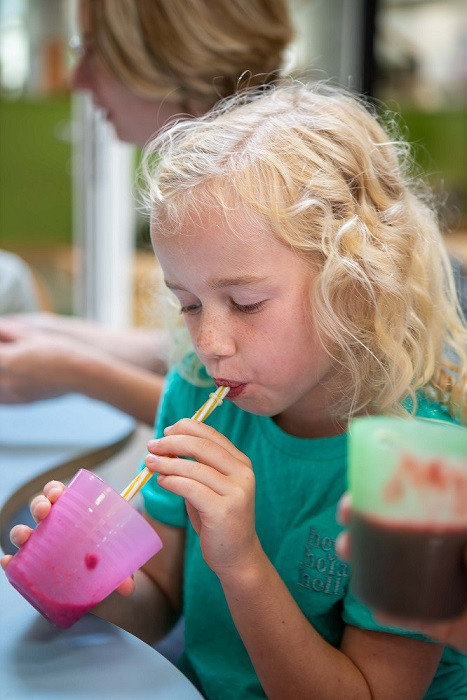 Kind drink een smoothie