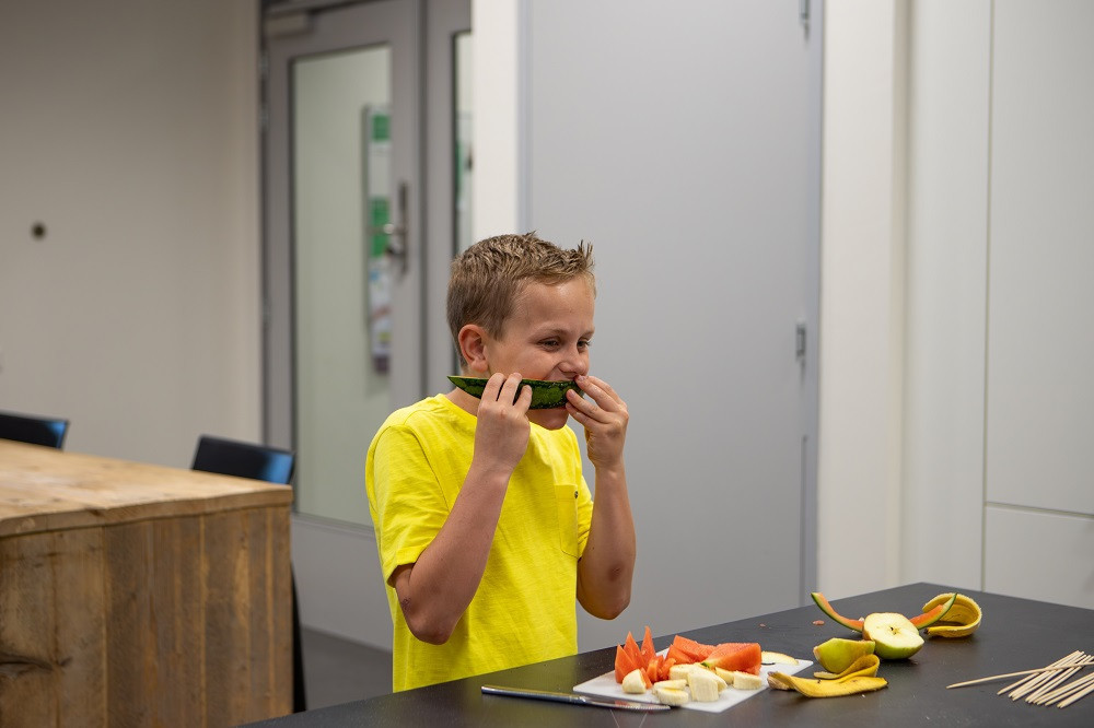 Jongetje eet meloen