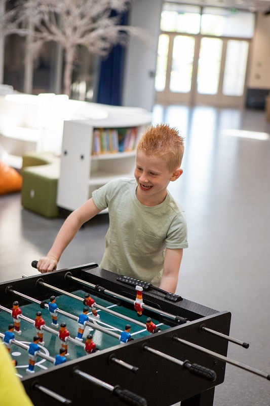 jongetje is aan het tafelvoetballen