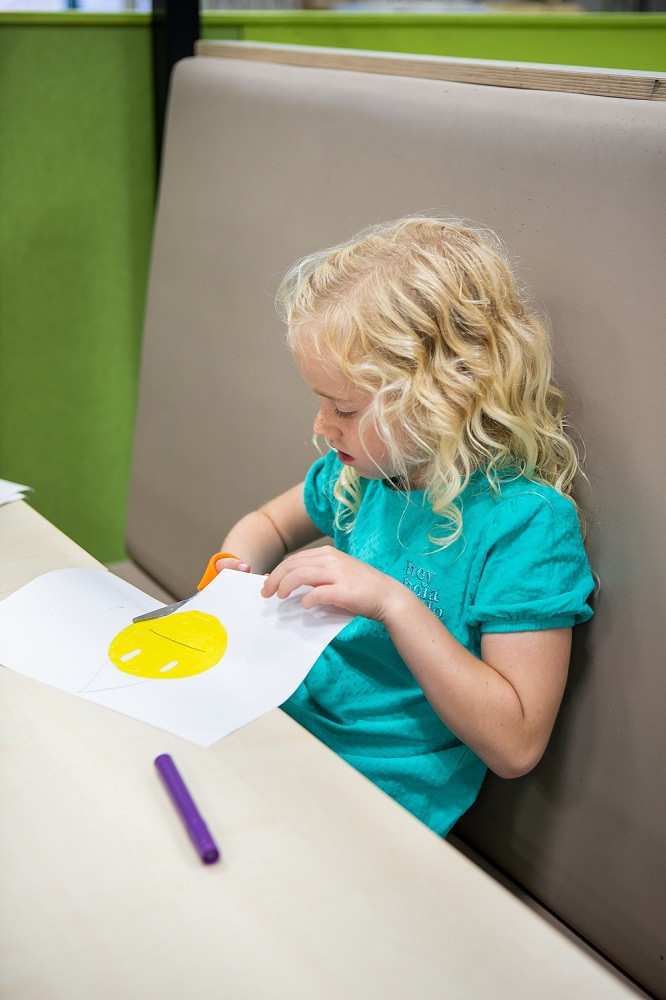 meisje knipt tekening uit