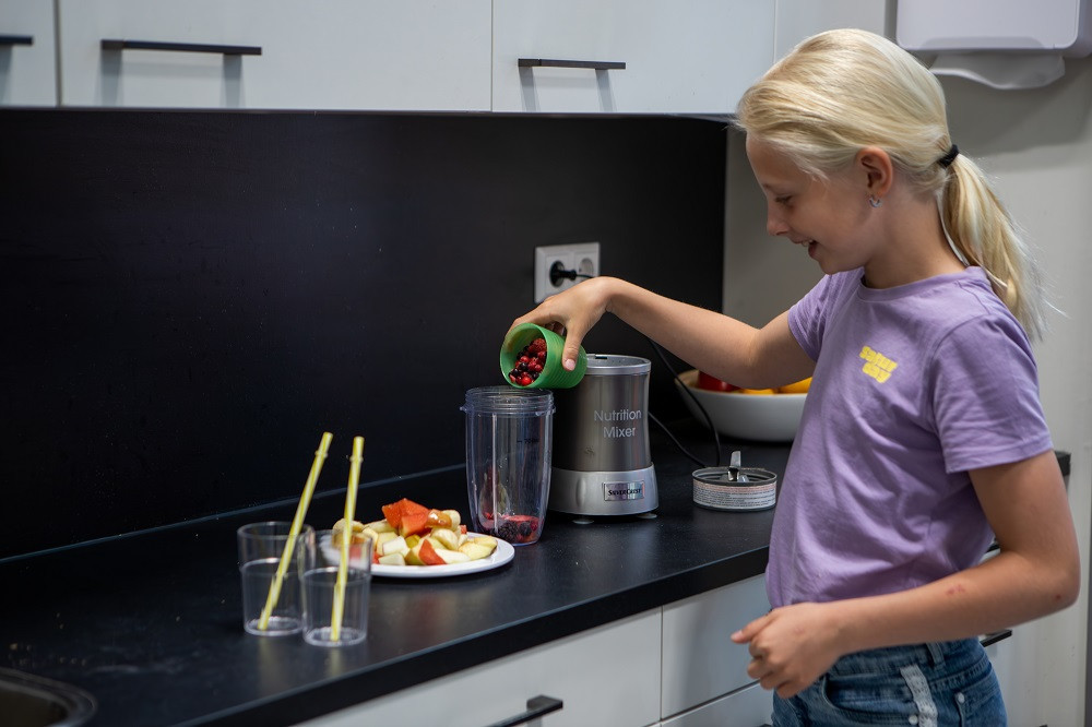 meisje maakt smootie
