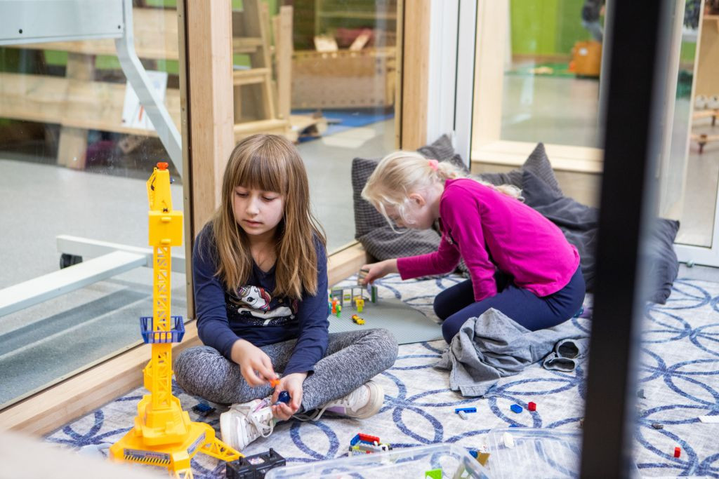 kinderen spelen op de grond
