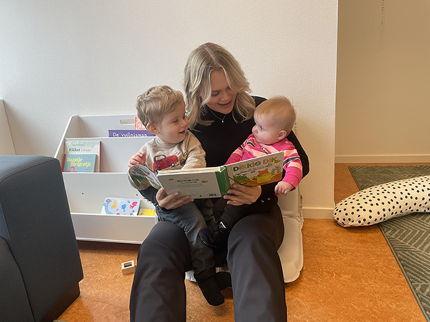 Simone leest een baby en peuter voor