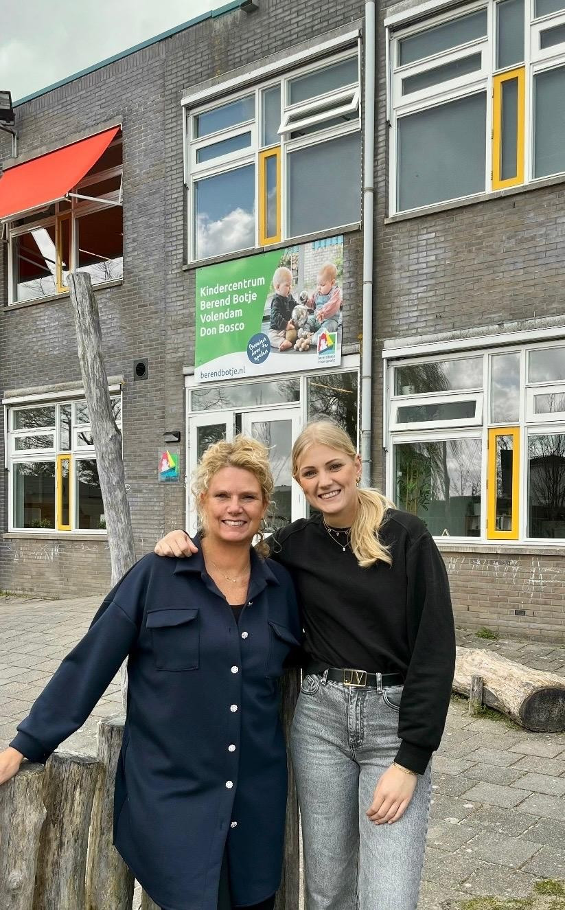Mia en Jessica bij locatie Volendam