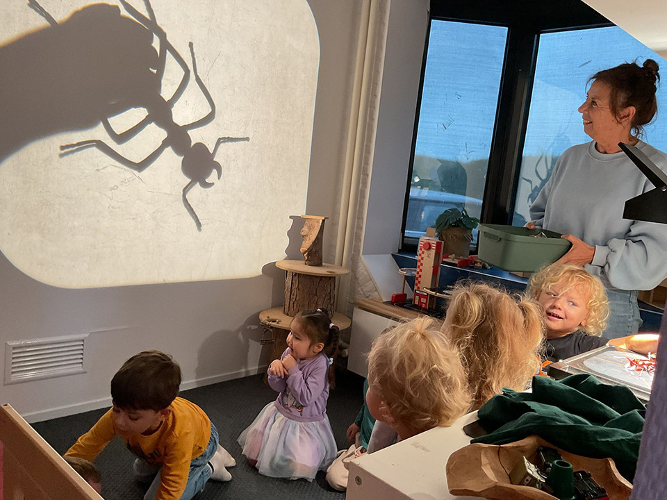 Pedagogisch professional Marja doet een reggioactiviteit met de kinderen