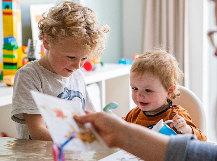 Twee kinderen zijn blij bij de gastouder