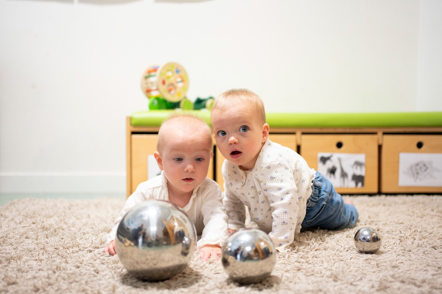 Twee baby's aan het spelen