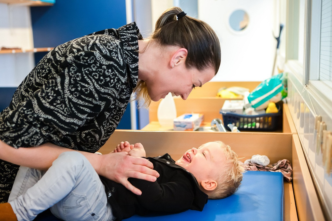 Pedagogisch medewerker en baby