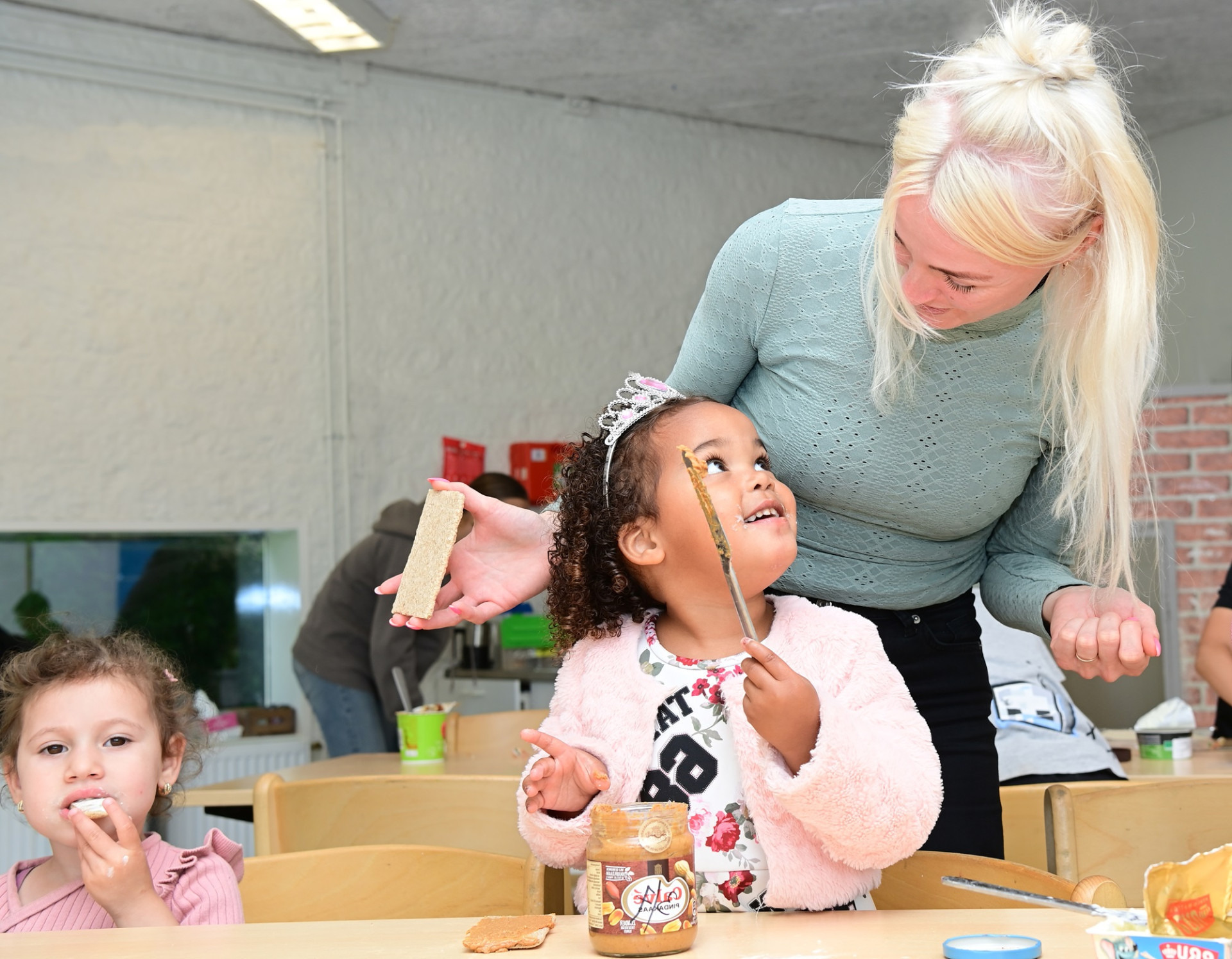 Zelf een cracker met pindakaas smeren