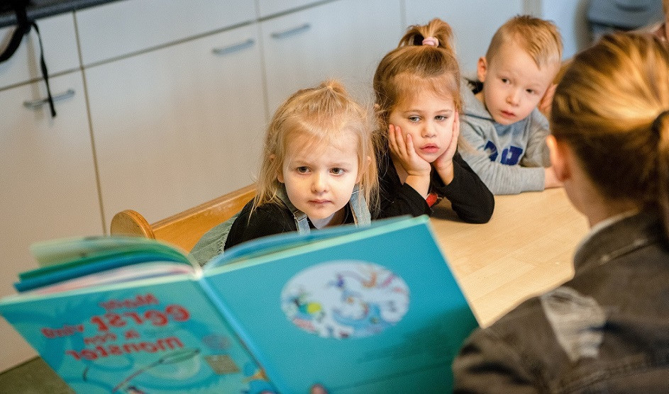 kinderen worden voorgelezen