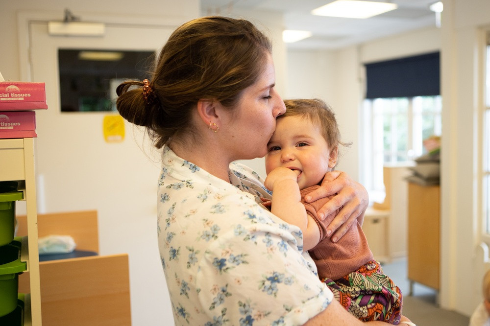Pedagogisch professional houdt baby vast