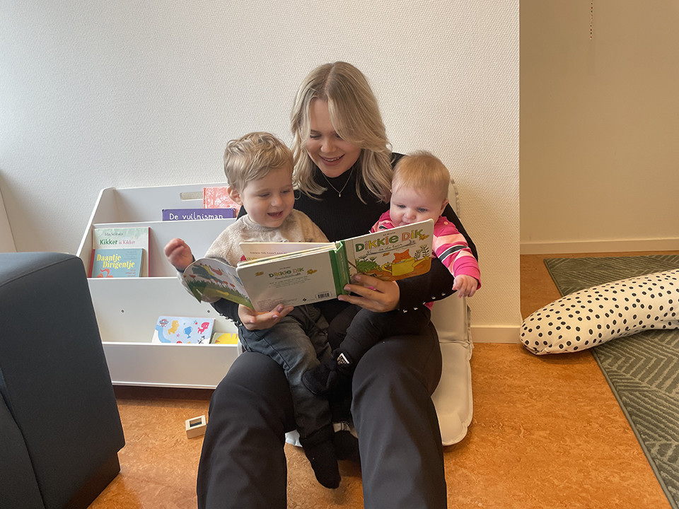 Simone leest 2 kinderen voor