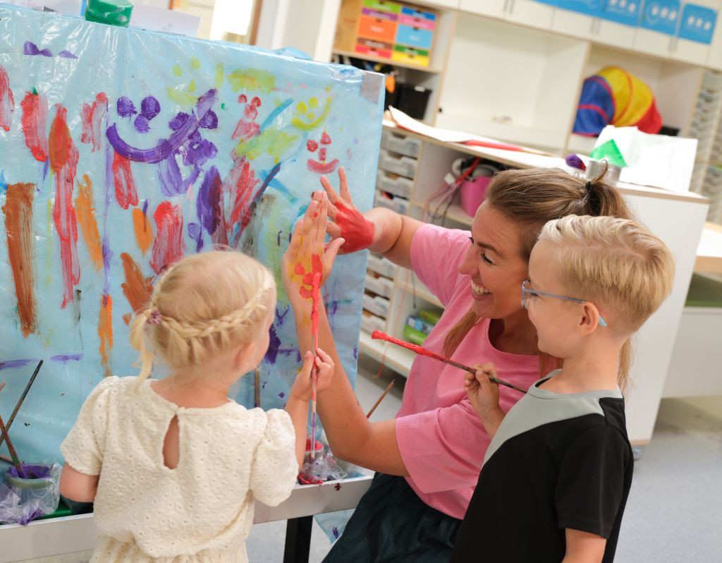 Samen schilderen op onze handen