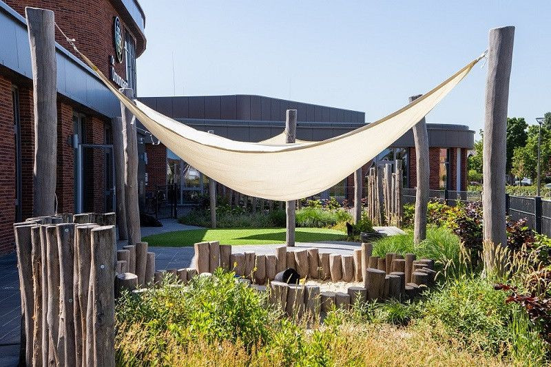 Buitenruimte met schaduwdoek locatie Droomgaard