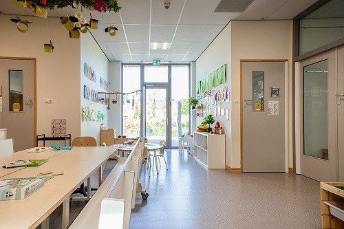 Binnenruimte locatie droomgaard met zicht op raam