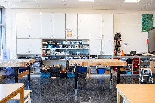 Groepsruimte met werkbanken in BSO ruimte