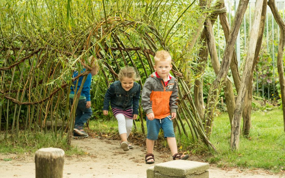 kinderen onder de wilgentunnel