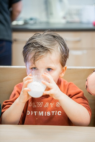 kind drinkt melk