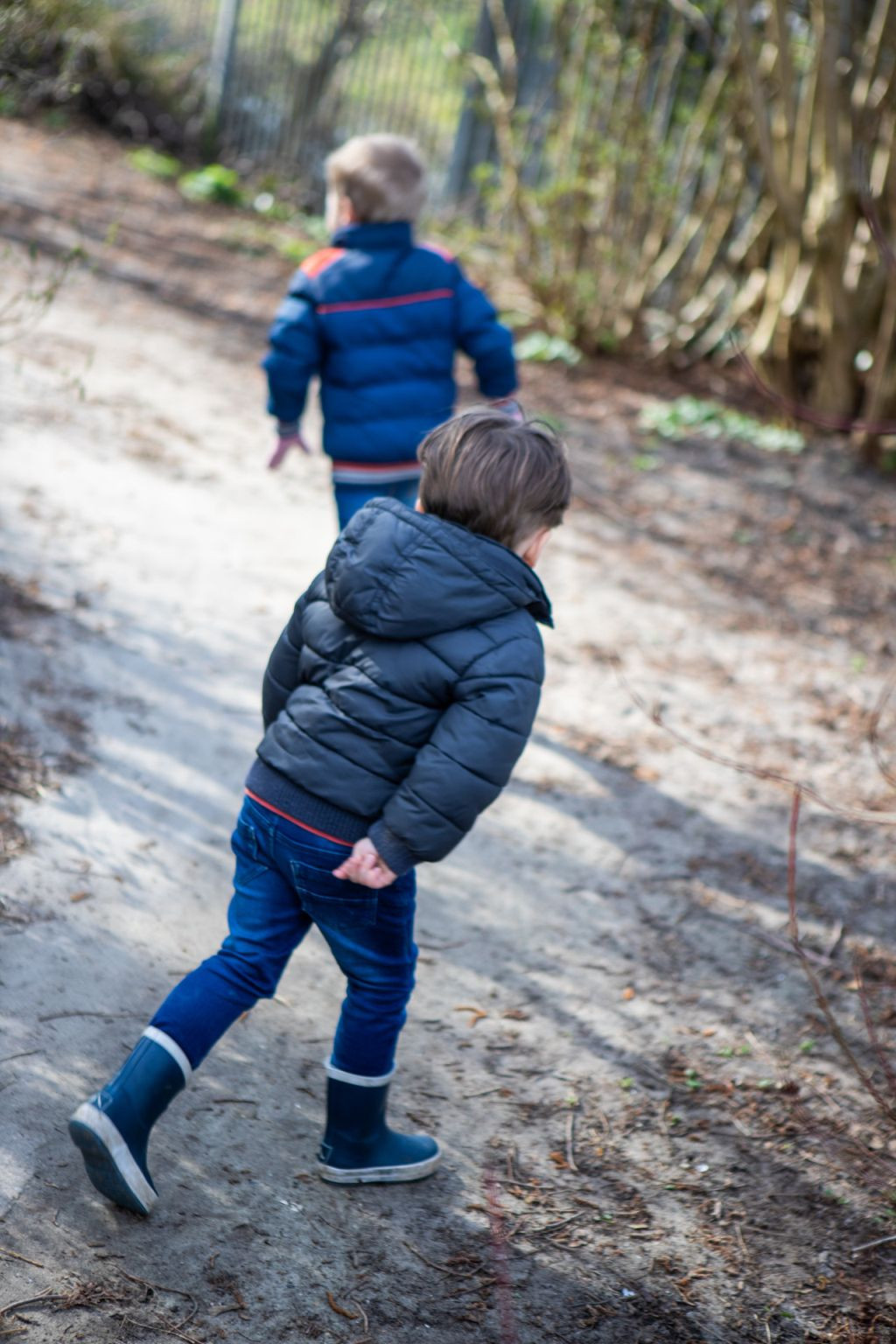 kinderen die buiten spelen