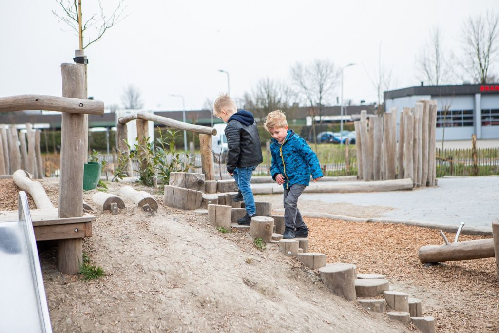Kinderen lopen natuurspeeltoestel op