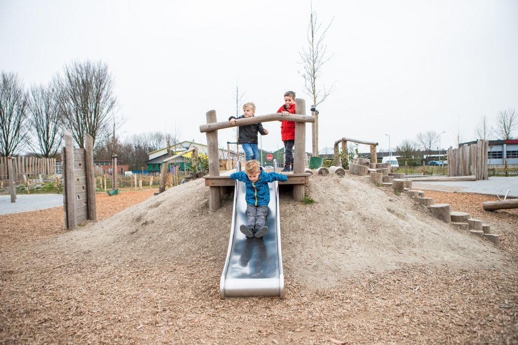 kind gaat van glijbaan