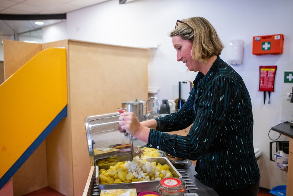Eten koken voor de groep in grote bakken