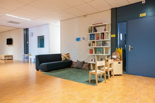 leeshoek in centrale hal met bank en stoelen