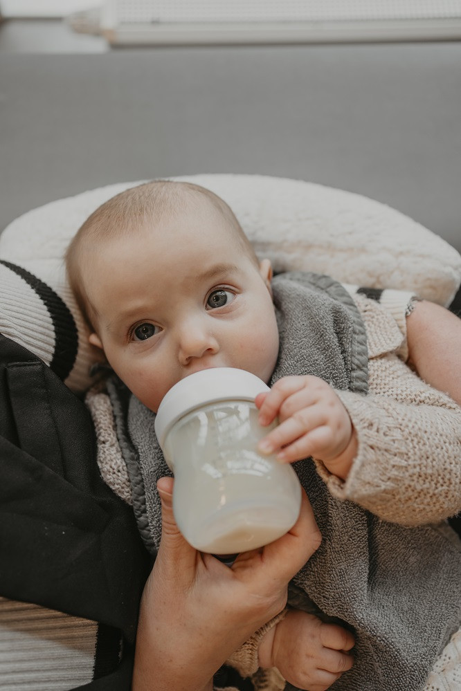 Baby heeft een flesje melk