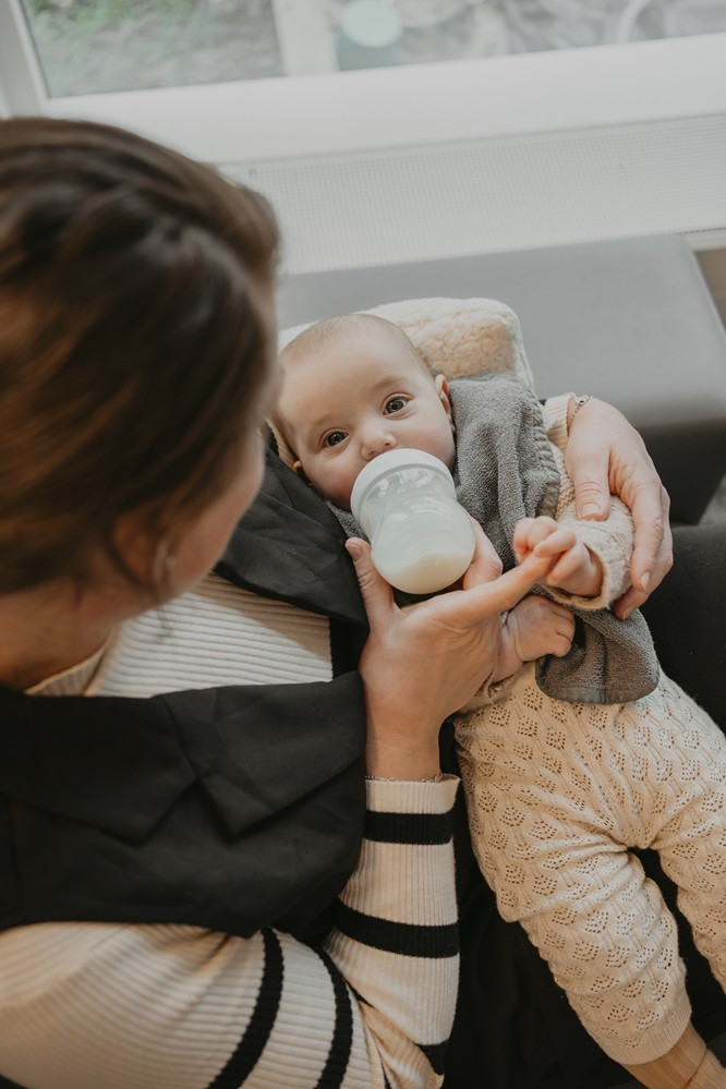 Baby krijgt een flesje