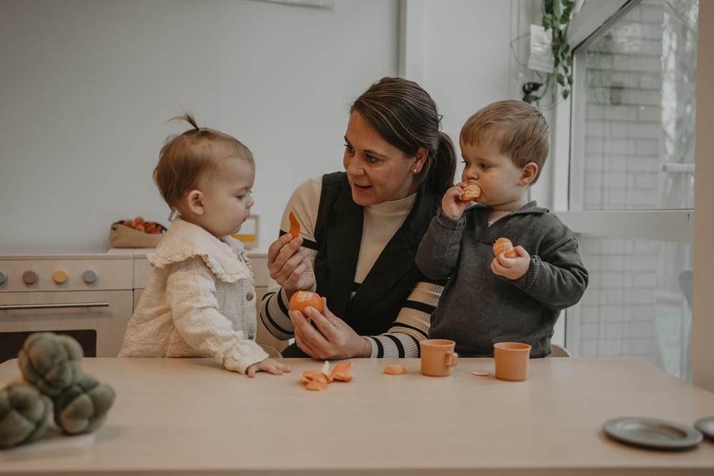 Pedagogisch professional laat mandarijnenschil zien aan kind