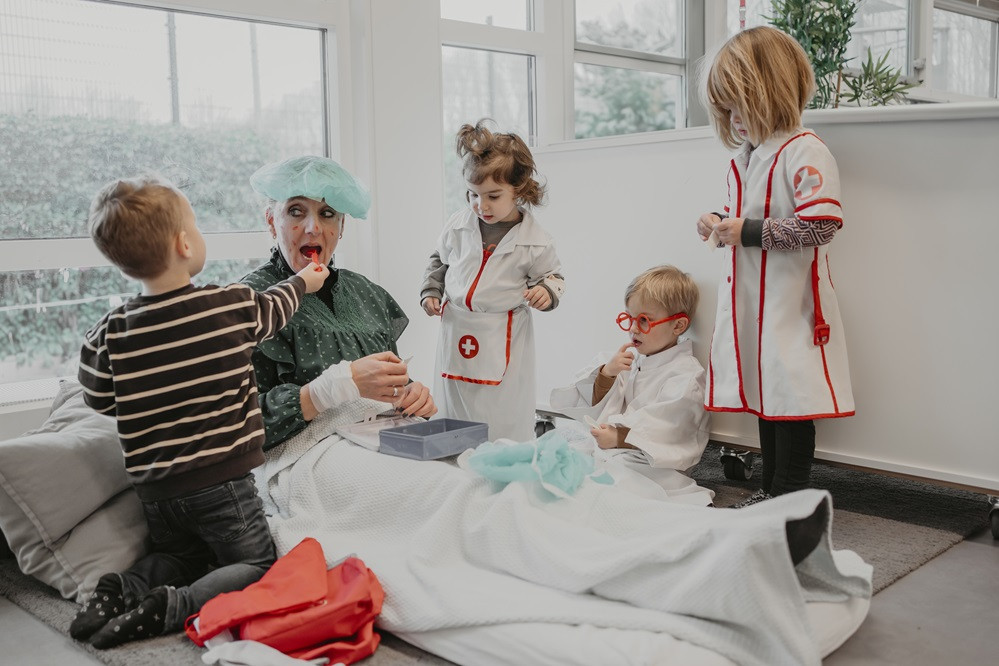 Jongetje doet de thermometer in mond pedagogisch professional