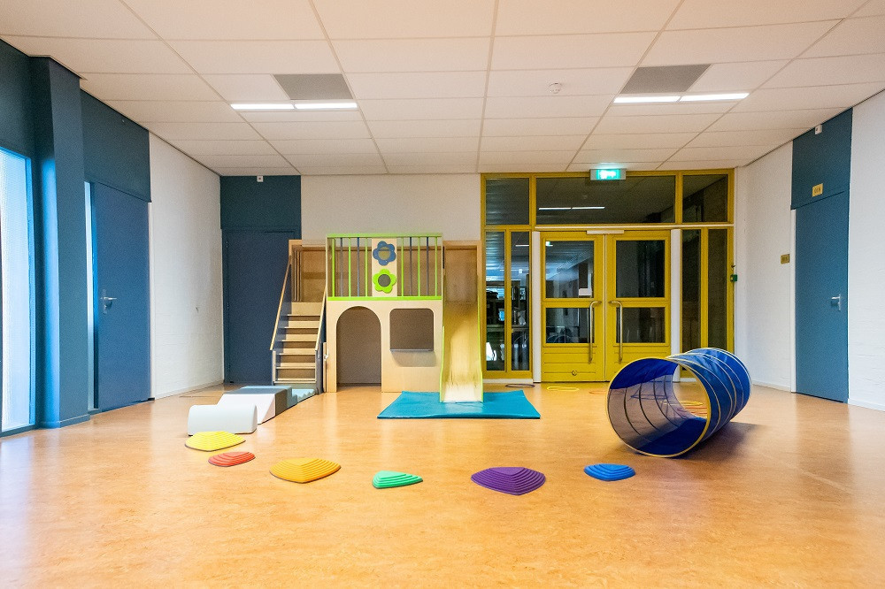 speelruimte met glijbaan en stepstones