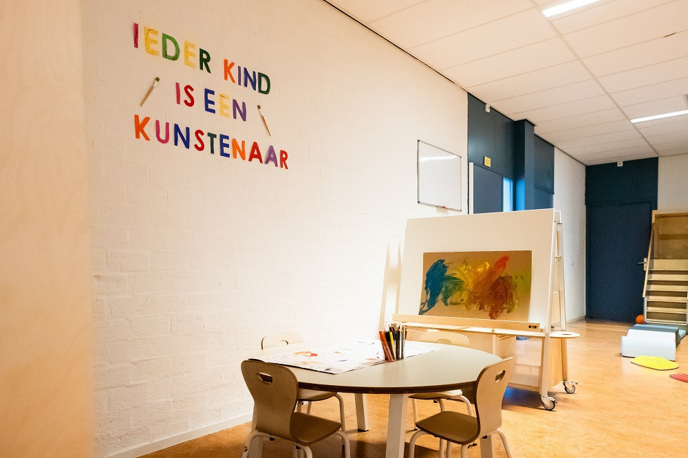Knutselhoek met tafel en canvas