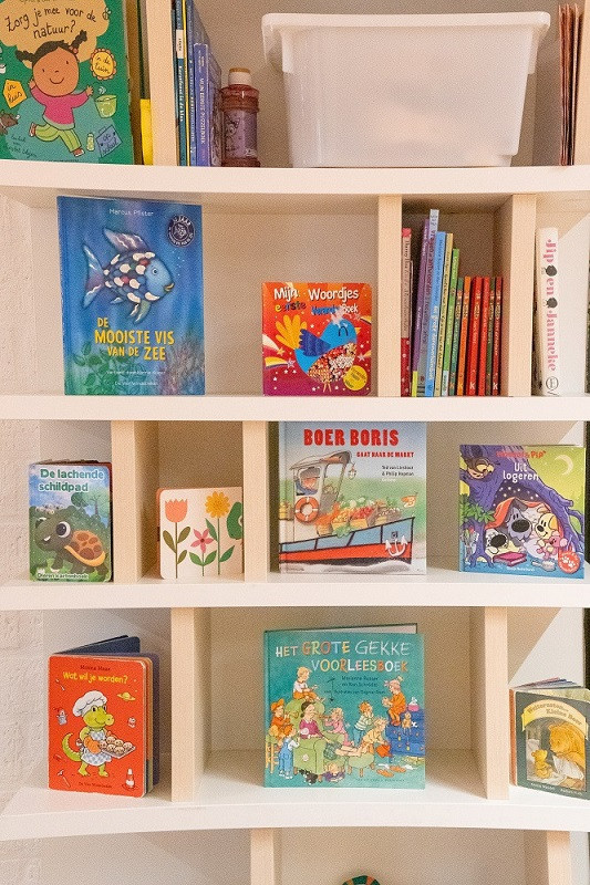boekenkast met kinderboeken erin