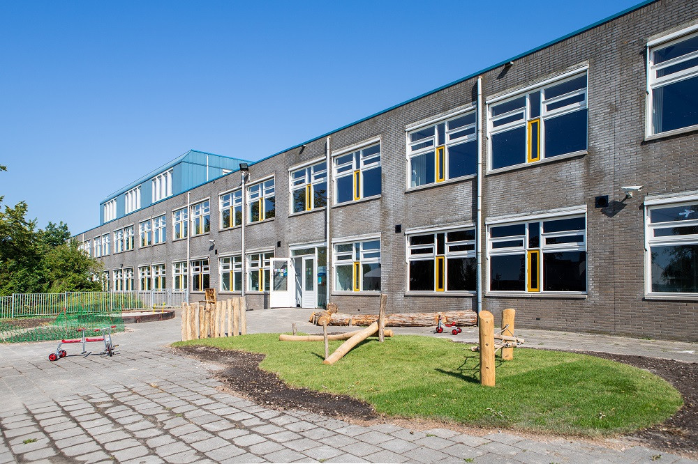 Buitenaanzicht gebouw en speelplaats