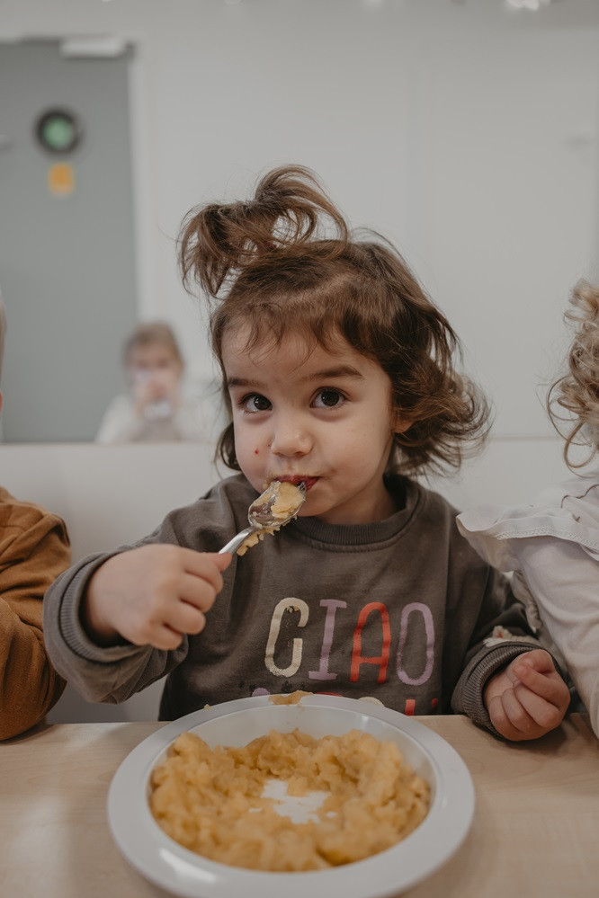 Meisje eet haar warme maaltijd
