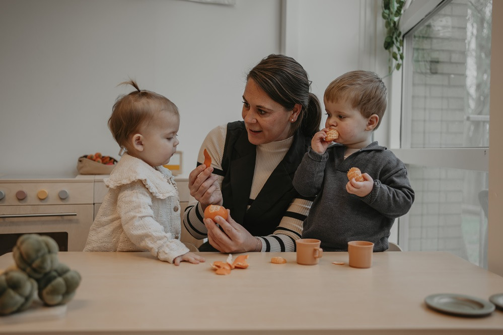 Pedagogisch professional pelt een mandarijn