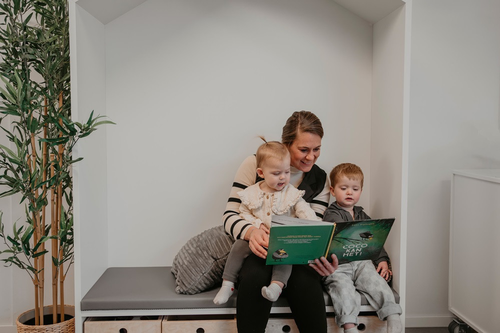 Pedagogisch professional leest voor uit Coco kan het!