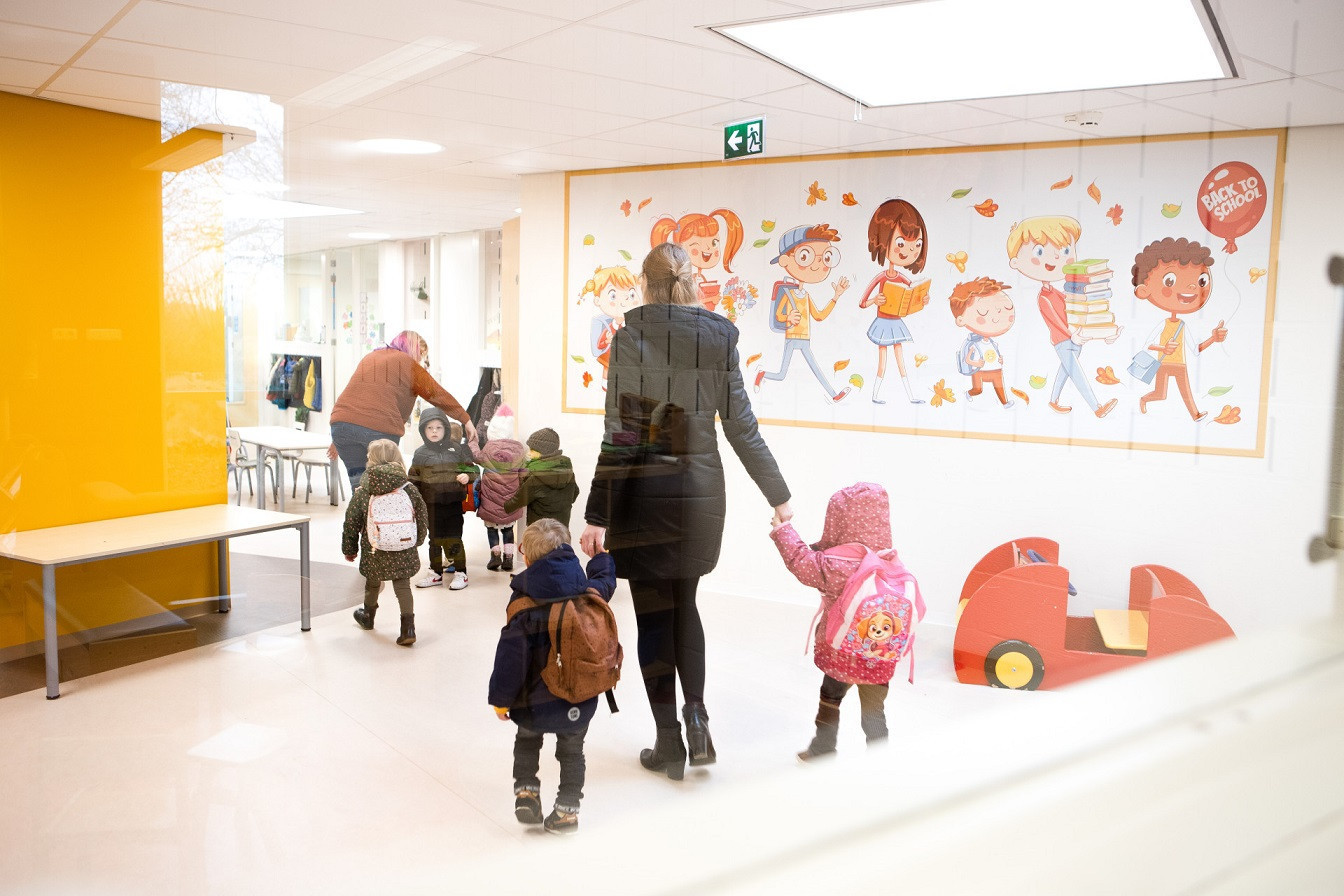 kinderen hebben jassen aan en gaan naar buiten