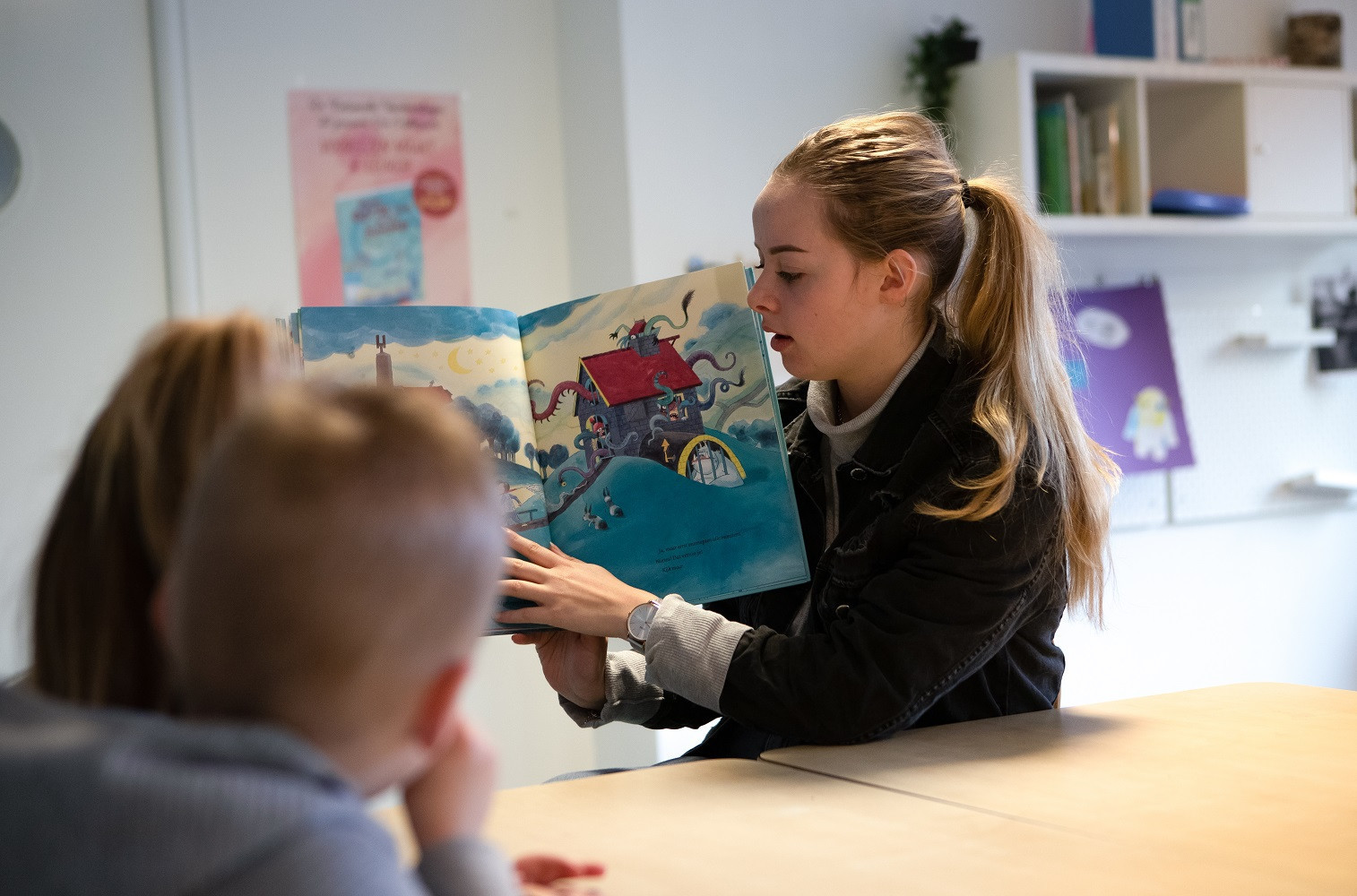 pedagogisch professional leest uit boek voor