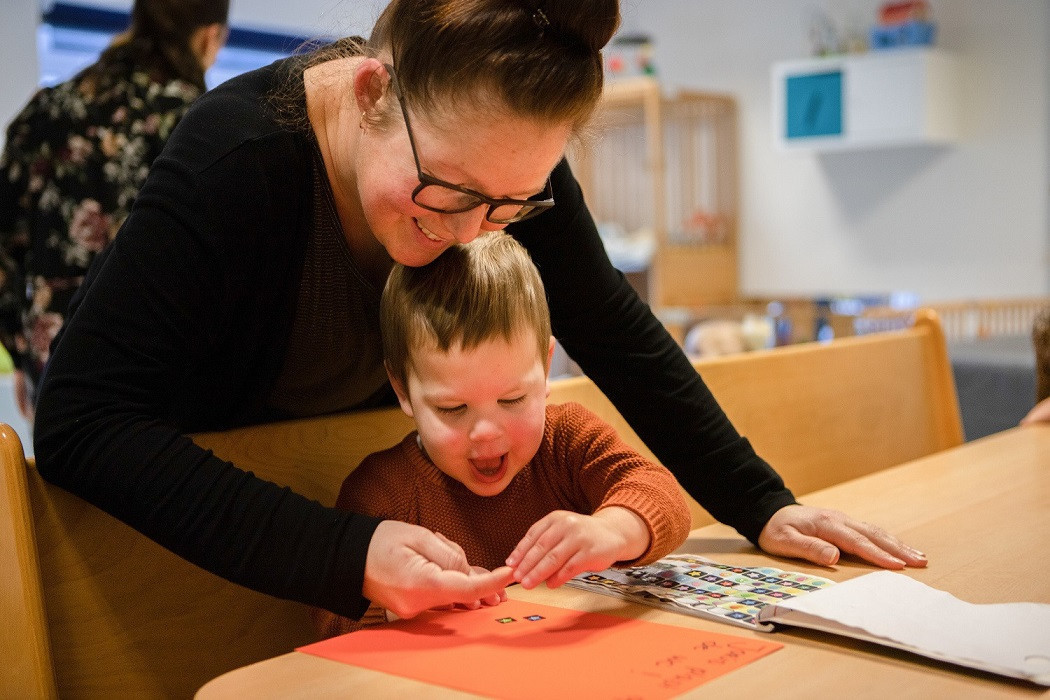 Jongetje gaat stickers plakken