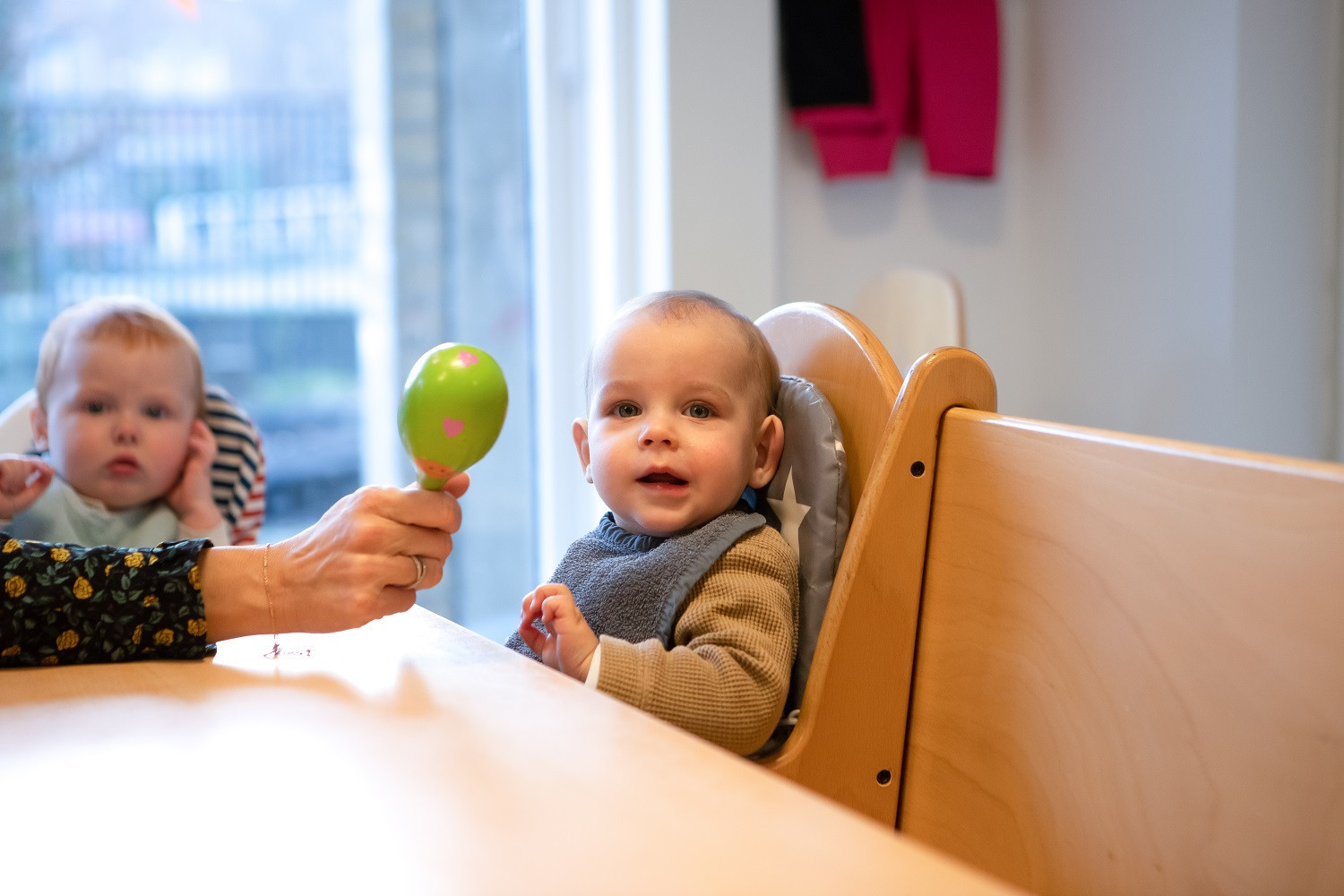 baby aan tafel met samba